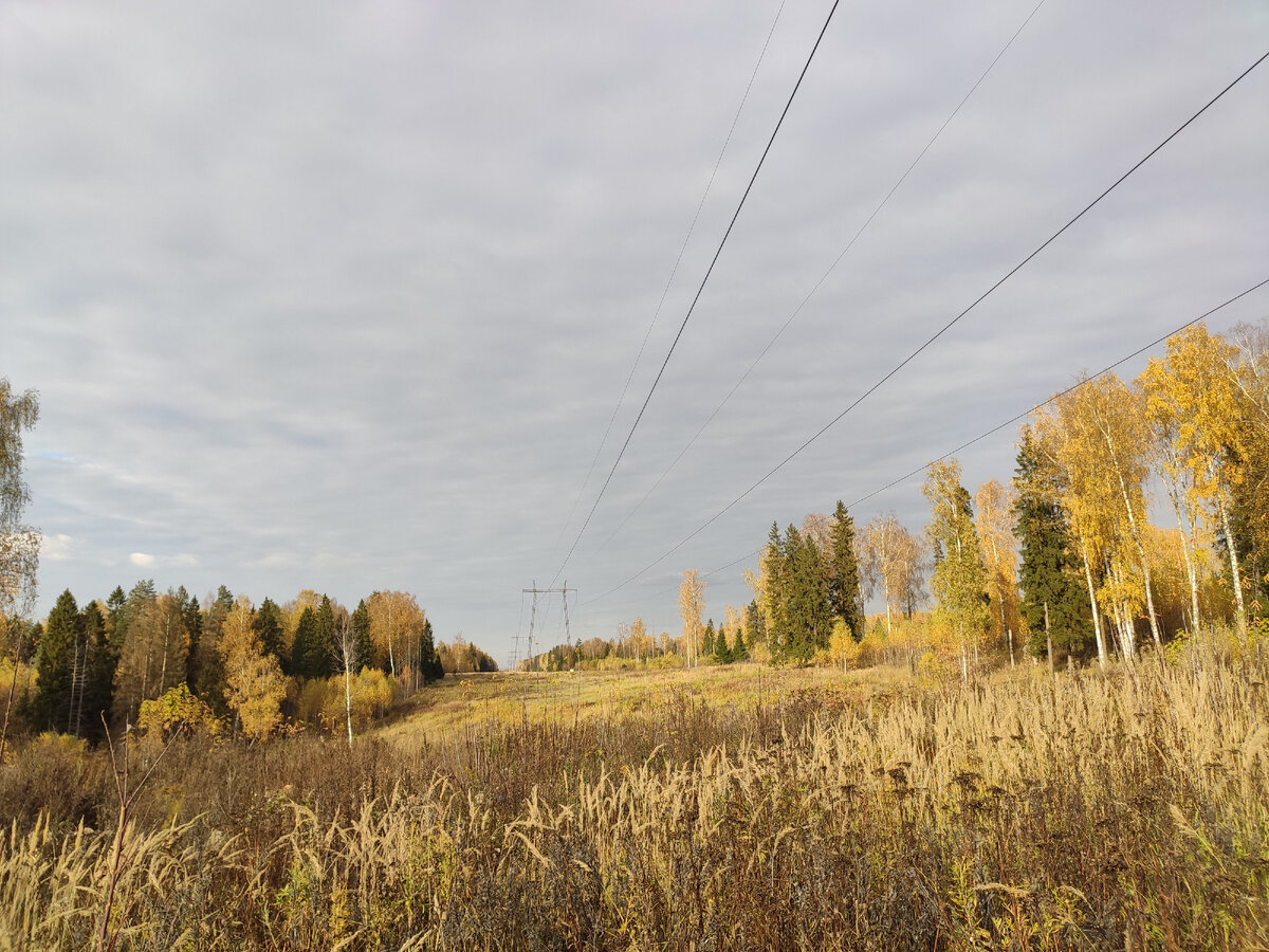 Слева во впадине находится Поганая лохань 