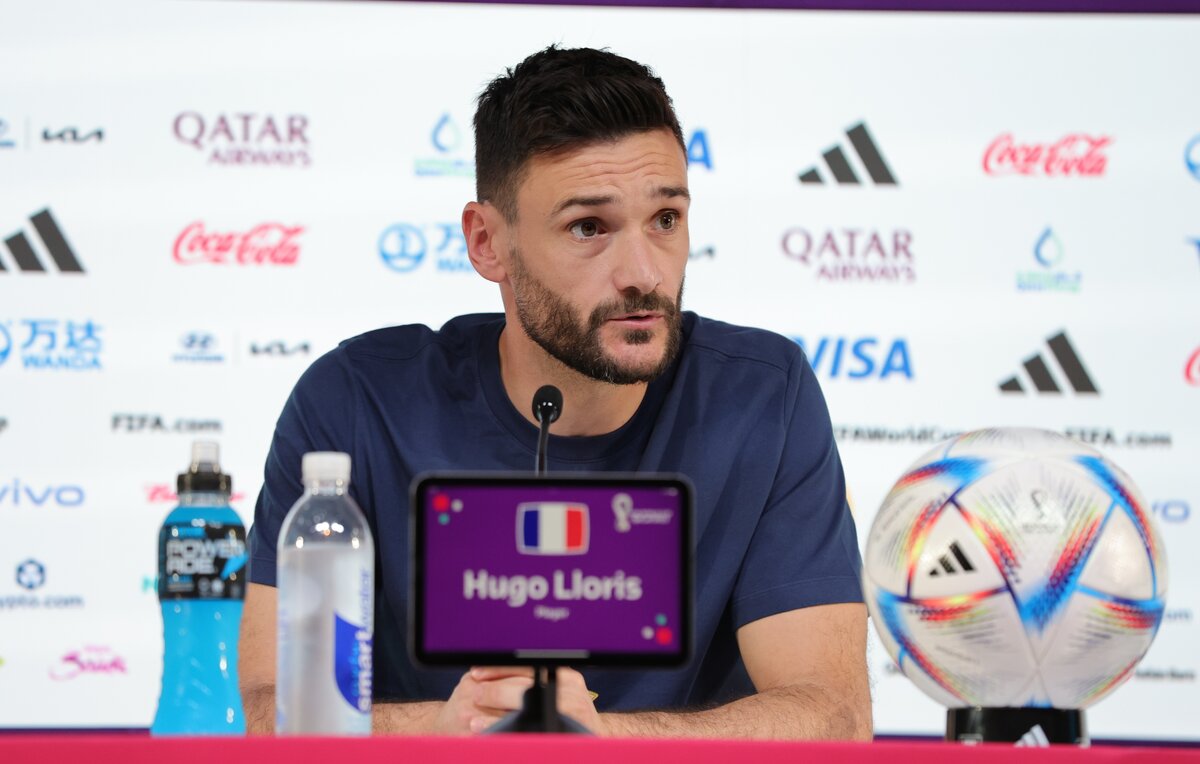    Вратарь сборной Франции по футболу Уго Льорис  EPA-EFE/ABIR SULTAN