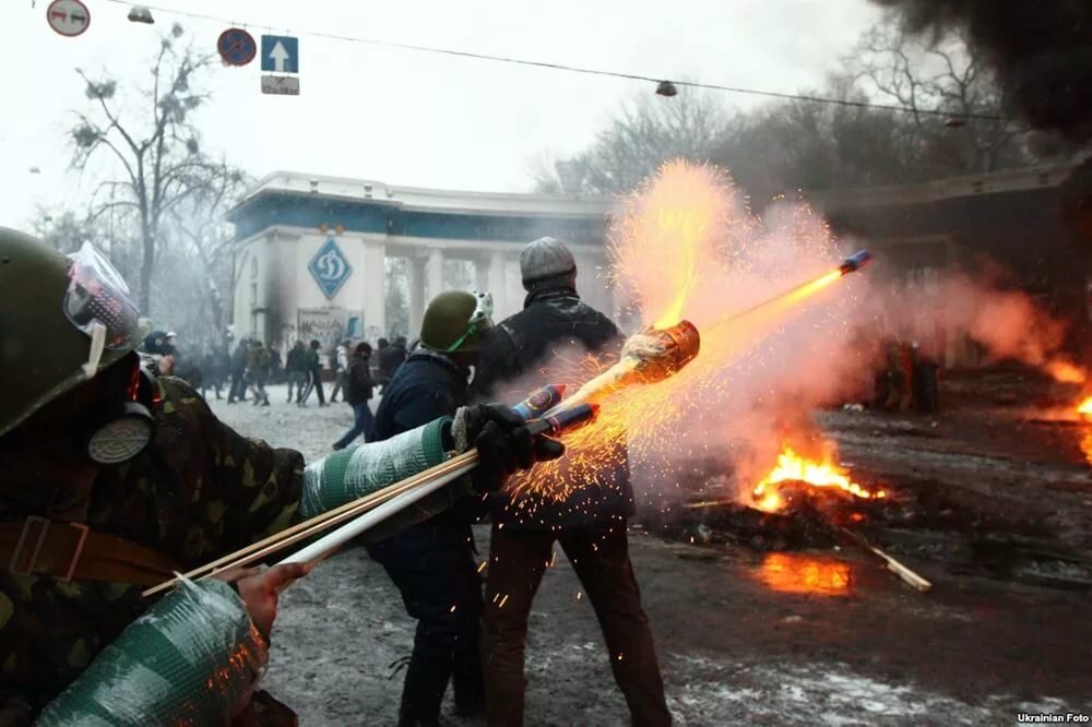 Дело майдана. Майдан 2014 Беркут кровь. Беркут Украина Майдан на Украине в 2014.