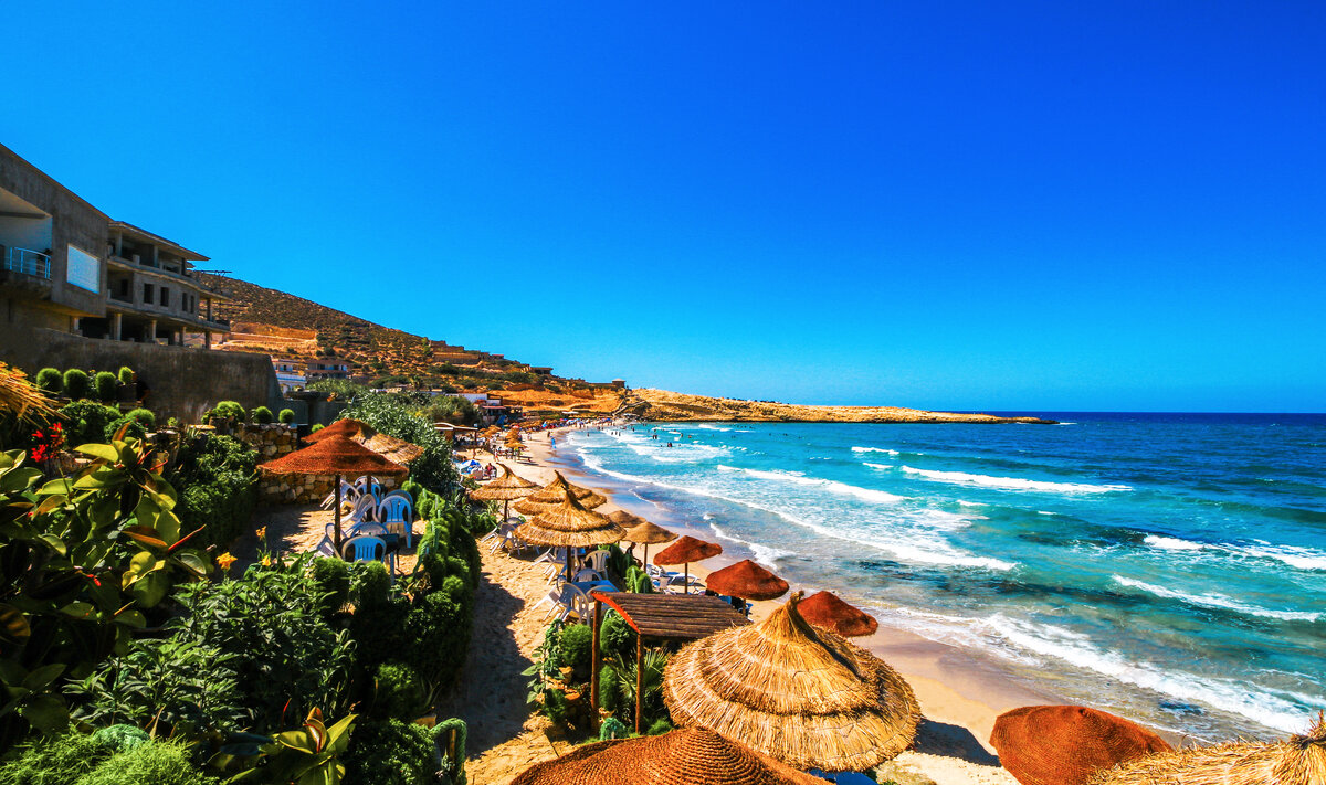 Когда человек думает об Африке, на ум приходят желтые горы, верблюды и сильная жара. Однако, оказавшись в крошечном Тунисе, расположенном в северной части континента, вы поймете, что это не так. Благодаря Средиземному морю в Африке есть несколько великолепных курортов, таких как Хаммамет, Монастир, Джерба и Сусс. Тунис - один из старейших курортов мира. 
Будучи местом отдыха богатых финикийцев, египтян и римлян, он наделен прекрасной природой и благоприятным климатом. Вдоль побережья много зеленых зон, а внутри страны - пустыня Сахара. Прохладные морские бризы охлаждают летний зной, а приятная инфраструктура с 1 200 километрами прекрасных пляжей, множеством современных отелей, развлекательных центров, спортивных и спа-центров (с ваннами на открытом воздухе).

Купальный сезон начинается в мае и длится до начала ноября. В более холодные месяцы вы можете совершить экзотическое путешествие в пещерный город Матмата, последнее берберское поселение в пустыне Сахара. Погрузитесь в священный исламский город Кайруан (четвертый по величине исламский город в мире, сравнимый с Меккой). Или послушайте удивительную легенду о змее, которая жива и по сей день.

Стоимость для двух взрослых с перелетом составляет около 60 000 рублей!