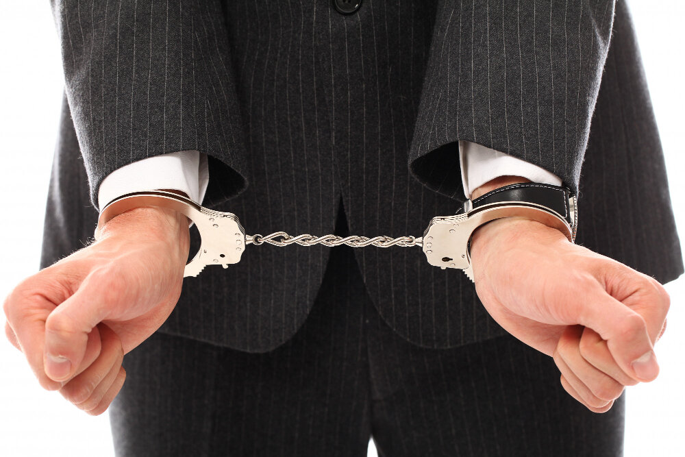 <a href="https://ru.freepik.com/free-photo/hands-of-young-man-in-handcuffs_7459885.htm#query=%D0%BD%D0%B0%D1%80%D1%83%D1%87%D0%BD%D0%B8%D0%BA%D0%B8&position=2&from_view=keyword">Изображение от Racool_studio</a> на Freepik