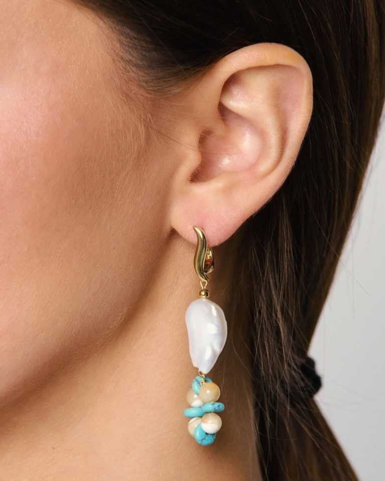 На фото серьги из жемчуга, имитации бирюзы и перламутра