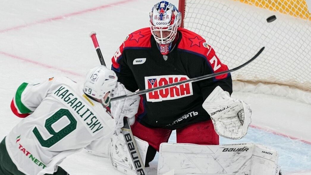     Владельцы клуба ЦСКА включили в состав на матч открытия сезона вратаря Ивана Федотова, дисквалифицированного до конца этого года. Теперь российский хоккей ждут жесточайшие международные санкции.
