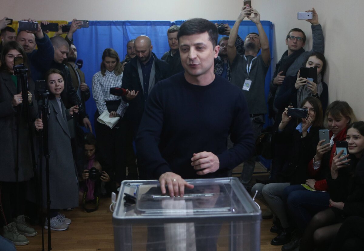 ВЛАДИМИР ЗЕЛЕНСКИЙ УЖЕ ОДНАЖДЫ ПРЕВРАТИЛ ВЫБОРЫ В ШОУ. ВПЕРЕДИ ЕЩЁ ОДНА ПОПЫТКА? ФОТО: SERGEY, VIA WWW.IMAGO-IMAGES.DE/GLOBALLOOKPRESS