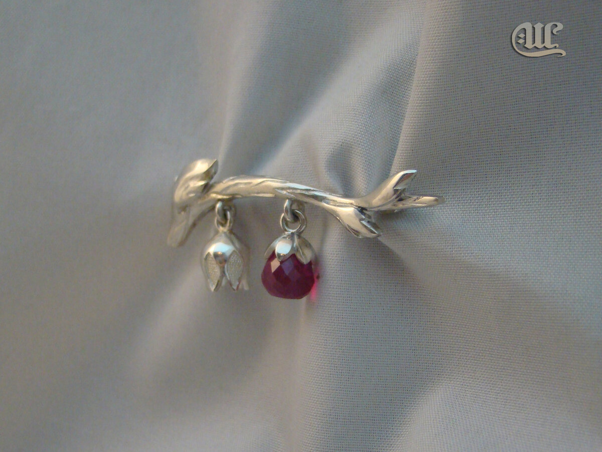 Брошь "Ветвь" с малиновой шпинелью огранки "бриолет". Серебро.