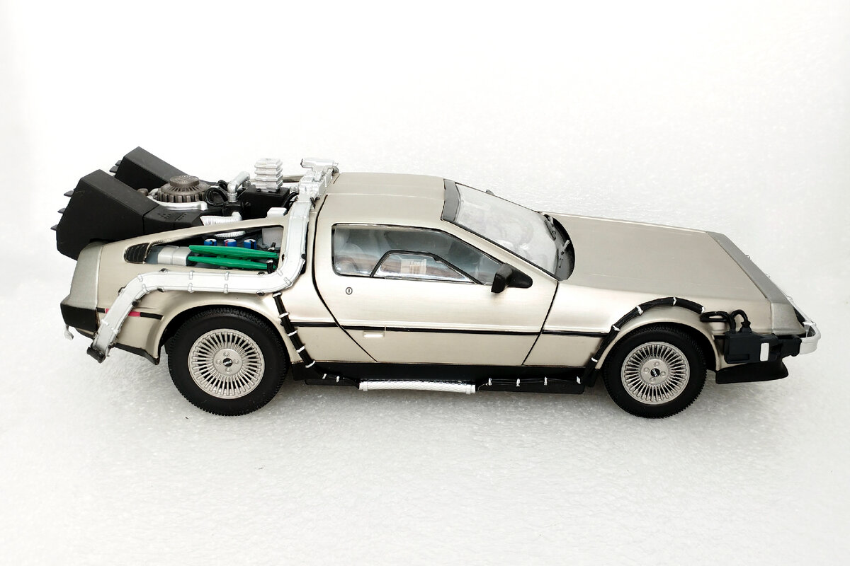 Машина времени DeLorean DMC-12 в масштабе 1:18 (из к/ф 