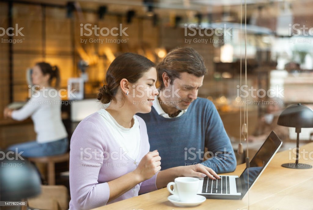 https://www.istockphoto.com/ru/%D1%84%D0%BE%D1%82%D0%BE/%D0%BF%D0%BE%D1%80%D1%82%D1%80%D0%B5%D1%82-%D0%BC%D1%83%D0%B6%D1%87%D0%B8%D0%BD%D1%8B-%D0%B8-%D0%BC%D0%BE%D0%BB%D0%BE%D0%B4%D0%BE%D0%B9-%D0%B4%D0%B5%D0%B2%D1%83%D1%88%D0%BA%D0%B8-%D1%81%D1%80%D0%B5%D0%B4%D0%BD%D0%B8%D1%85-%D0%BB%D0%B5%D1%82-%D0%BF%D1%80%D0%BE%D1%81%D0%BC%D0%B0%D1%82%D1%80%D0%B8%D0%B2%D0%B0%D1%8E%D1%89%D0%B8%D1%85-%D0%B8%D0%BD%D1%82%D0%B5%D1%80%D0%BD%D0%B5%D1%82-%D0%BD%D0%B0-%D0%B1%D0%BB%D0%BE%D0%BA%D0%BD%D0%BE%D1%82%D0%B5-%D0%B2%D0%BE-gm1477622400-506125350 
