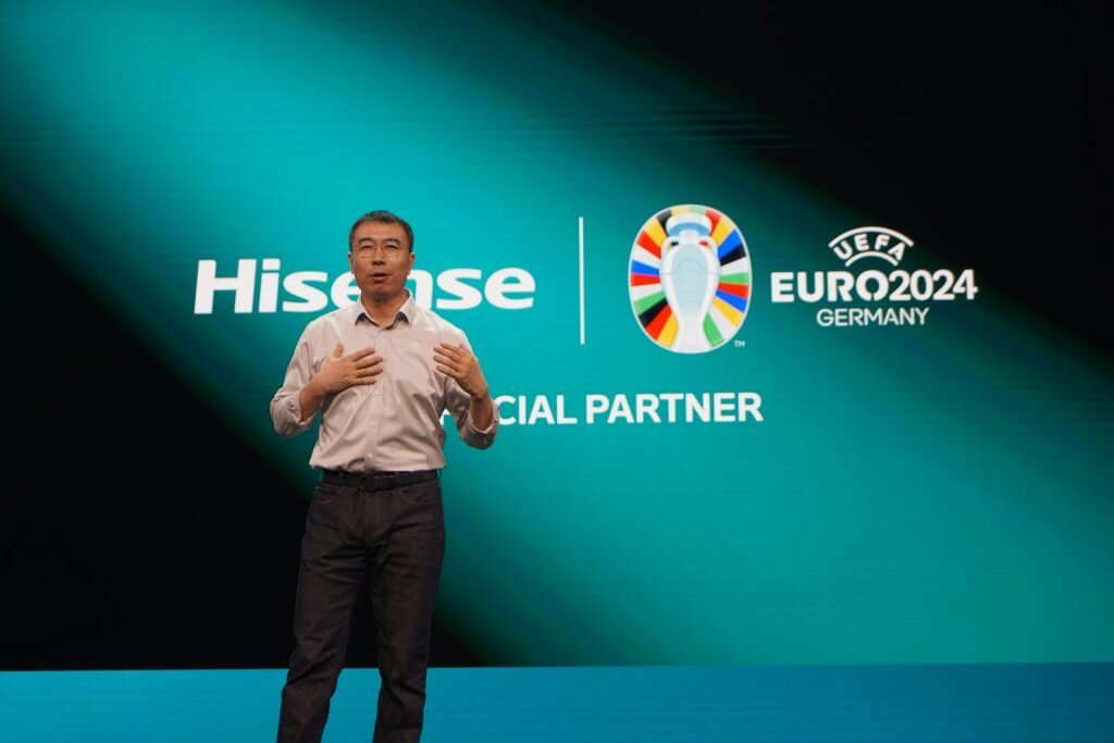 Фото выступления Фишера Юй на выставке. Взято с сайта dealerscope.com