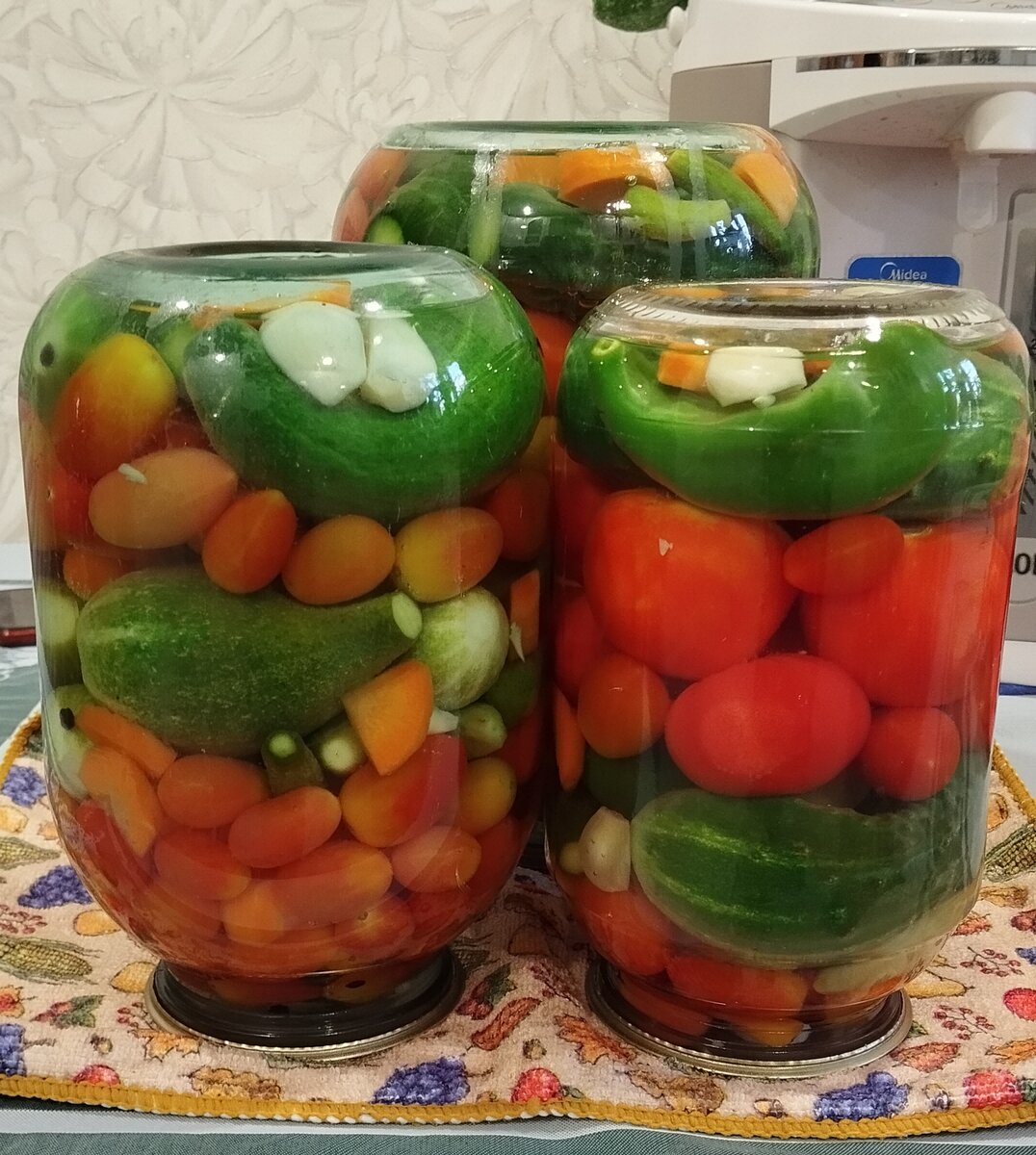 Огурцы уже смешные сейчас. Разных причудливых форм 😅