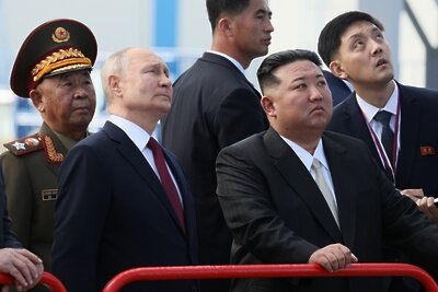    Президент РФ Владимир Путин и председатель Государственного совета КНДР Ким Чен Ын на космодроме Восточный. ©Михаил Метцель РИА Новости