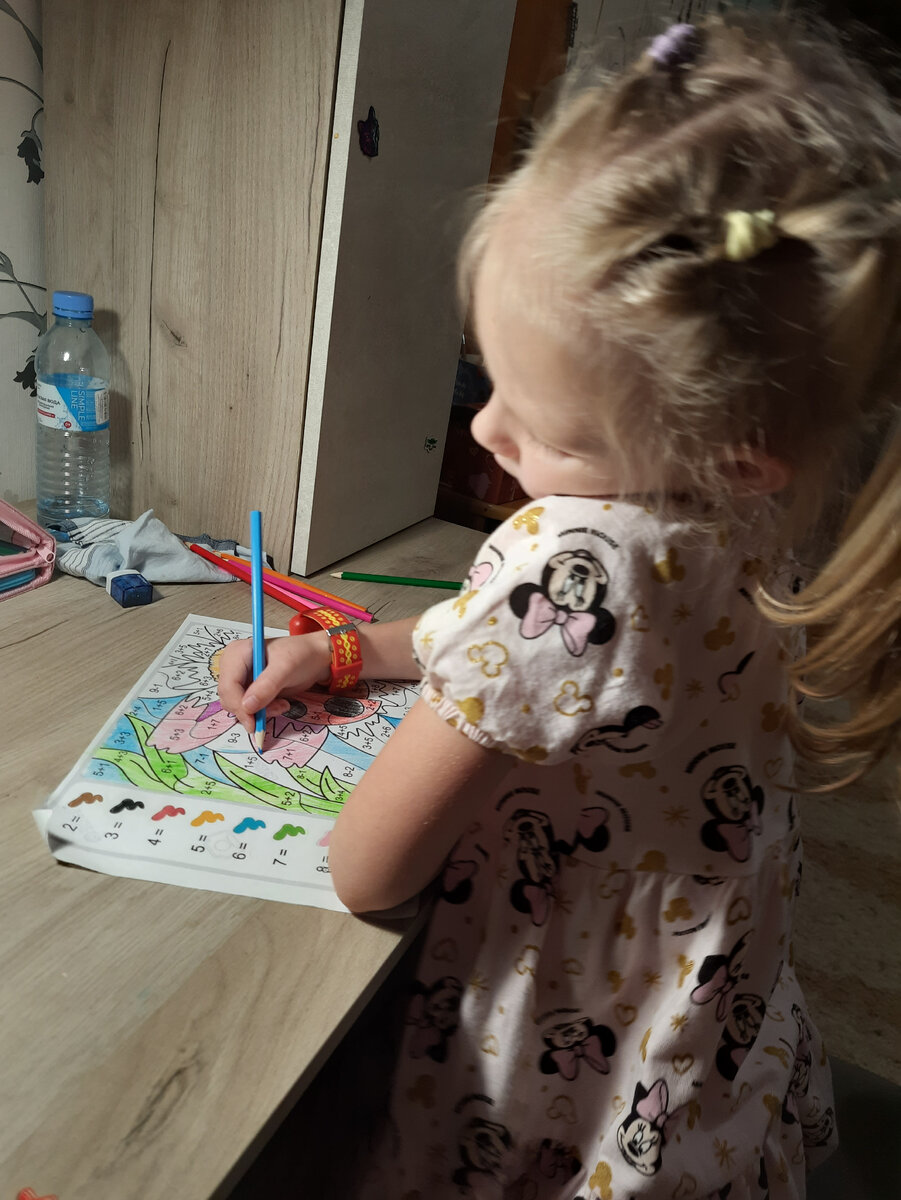 Уже 1 час и 20 минут Дарина делает эту распечатку.  Нам ещё читать, разбирать слова по слогам и писать. 