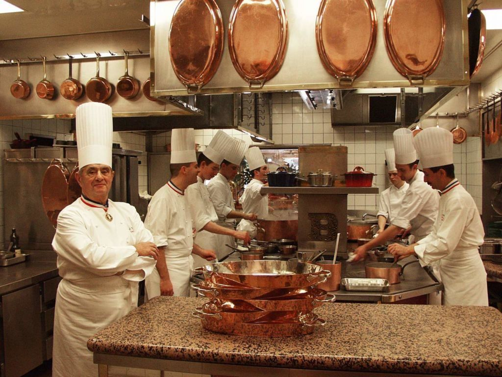   Французская кухня считается одной из лучших в мире, она впитала в себя традиции многих народов, став законодательницей кулинарного искусства.