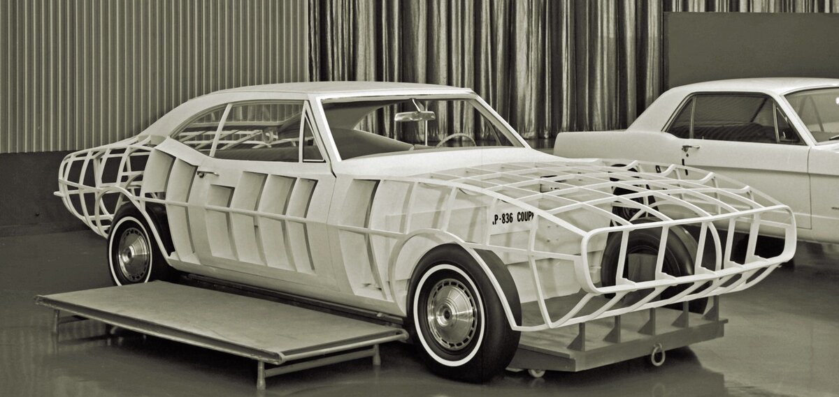 Проектирование Camaro, на заднем плане - Mustang