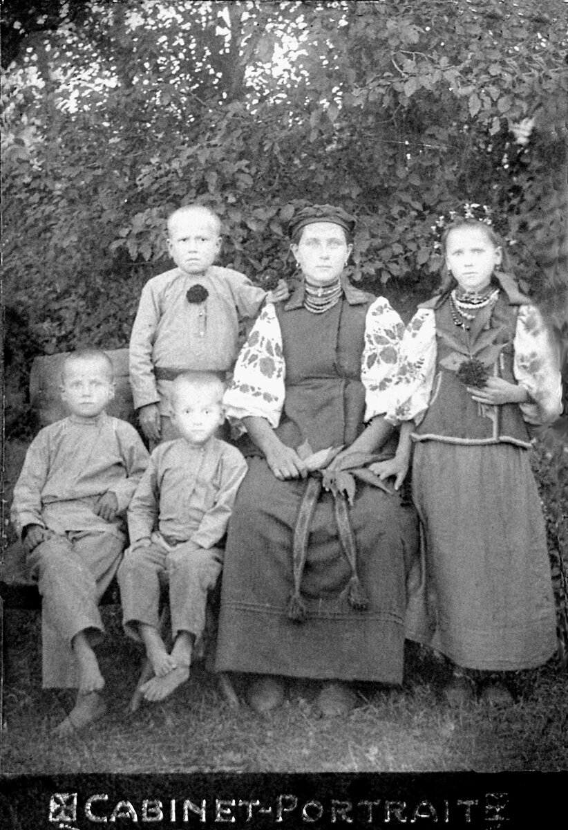 Еще до Октябрьской революции. Моя бабушка Прасковья Петровна Мороз с детьми. Слева направо: мой будущий отец Пётр, его брат Андрей, стоит – брат Йосип. Крайняя справа – старшая сестра Мария. Фото из архива автора статьи