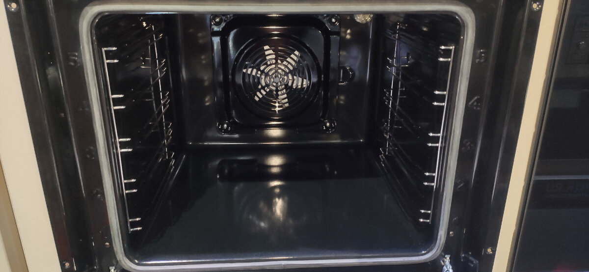 Духовой шкаф с эмалью лёгкой очистки.