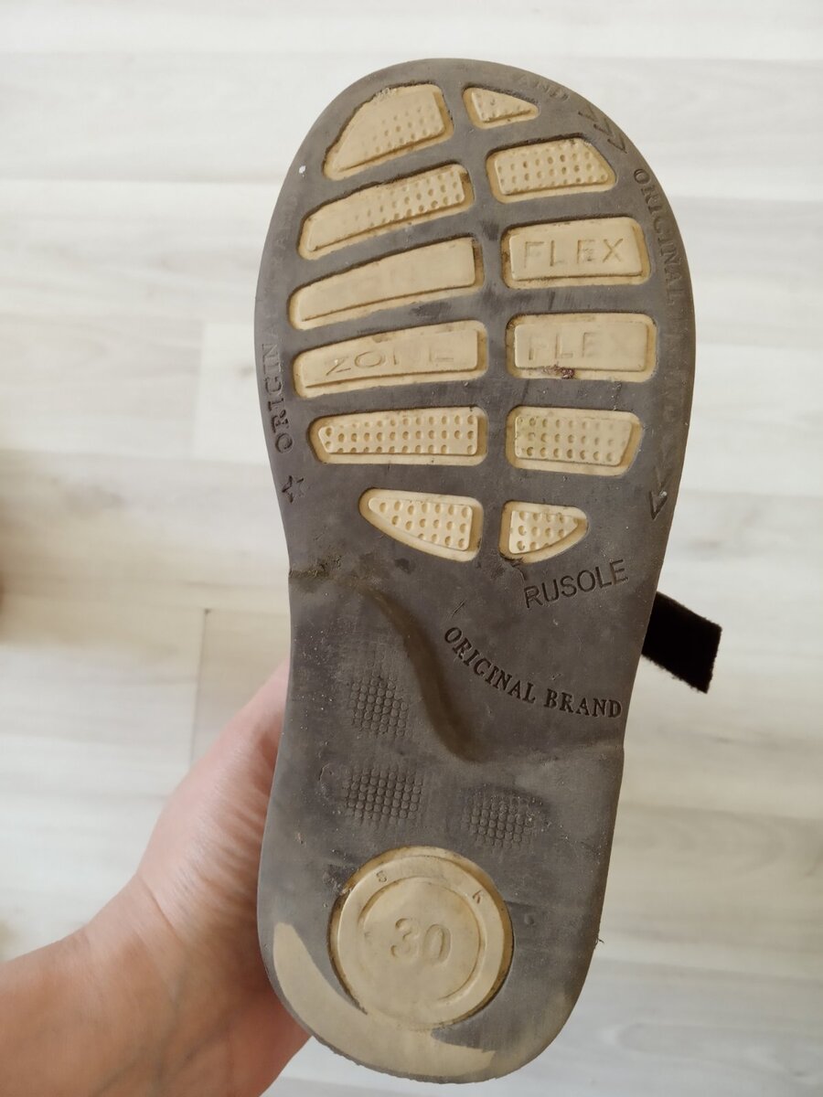 Обувь моего сына с проблемными стопами. Видно, что подошва стерта неравномерно, каблук стерт