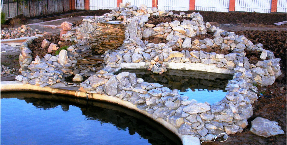 Фото автора. Камни, выложенные около пруда. Еще на озелененный участок