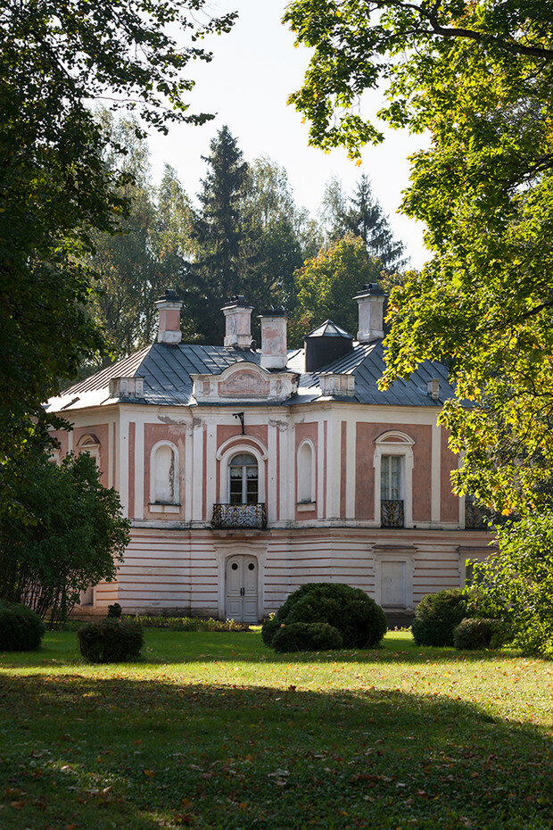 Главный фасад дворца Петра III. ФОТО ИГОРЬ СЫЧЕВ