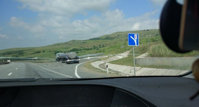Автомобилисты на спуске привыкли выжимать педаль тормоза. В таких условиях перегрев тормозных дисков — неизбежное явление