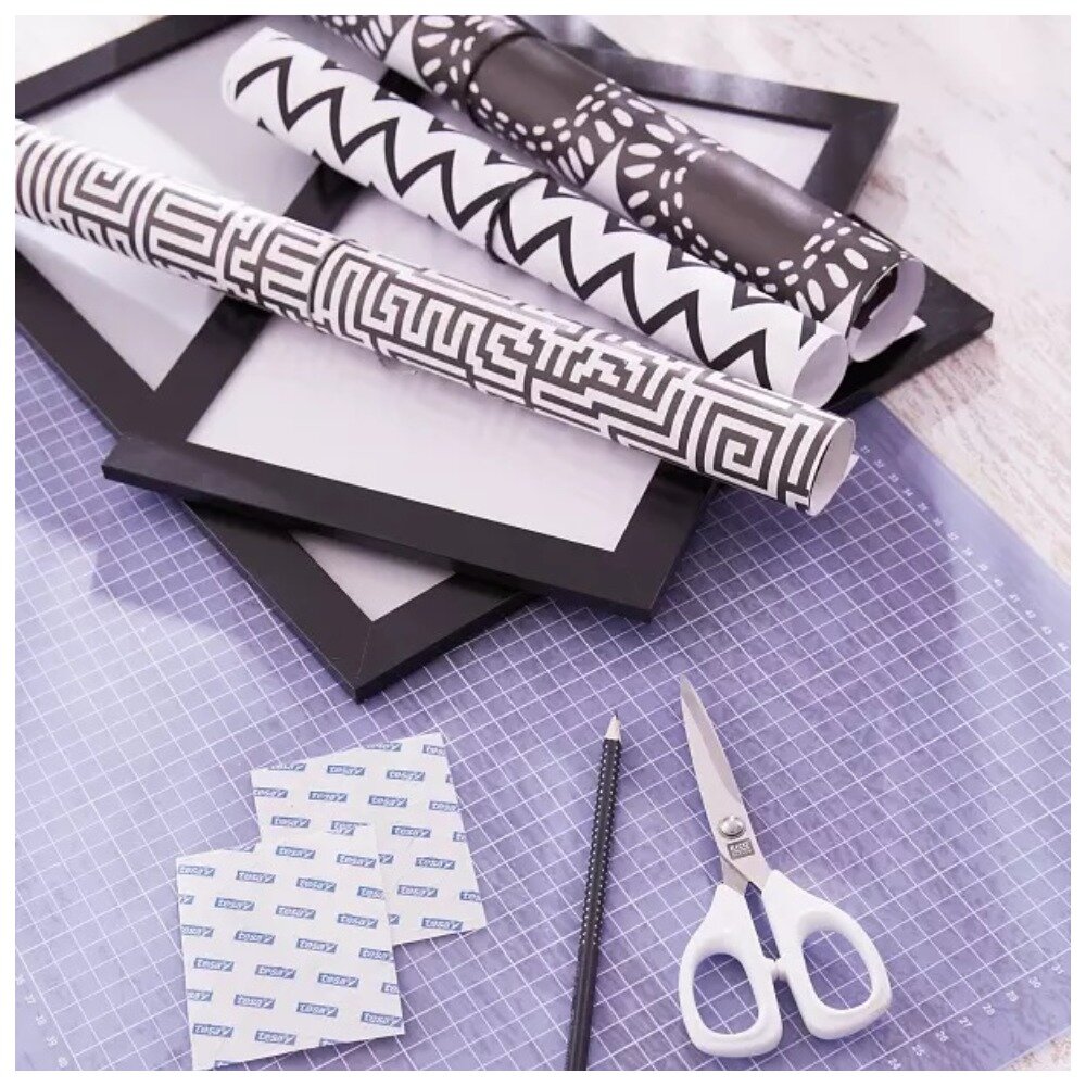 Все что нужно для доски с заметками: бумага, рамки, ножницы, карандаш и двухсторонний скотч