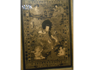 Настенная живопись и статуэтка птицы с человеческой головой.