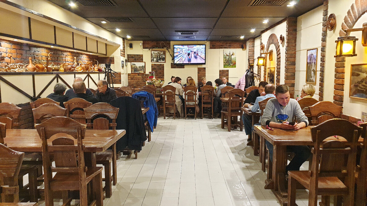 Общий вид зала. Справа штырит в телефоне Димасик