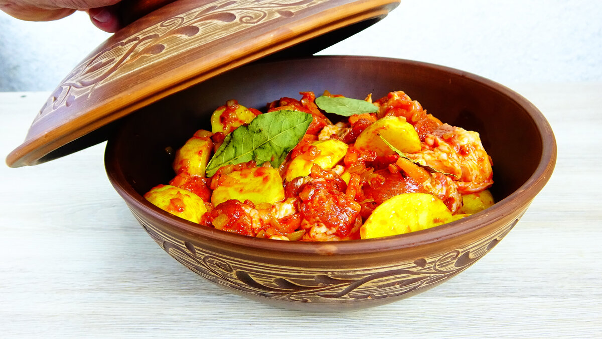 Картофель с мясом в горшке