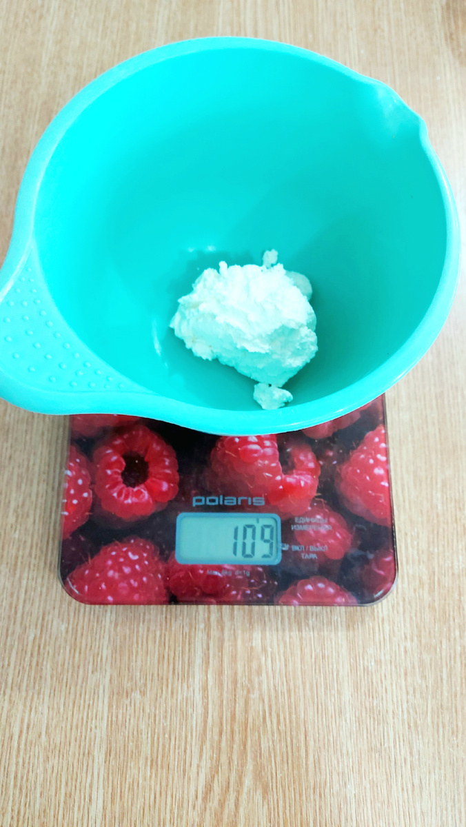 Творог примерно 5% жирности. Примерно, потому что уже около двух лет делаем его дома из молока и кефира.