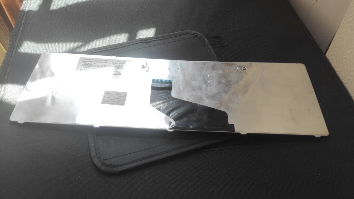 Клавиатура ноутбука, находящаяся не в корпусе (расположение шлейфа подключения), фото автора канала