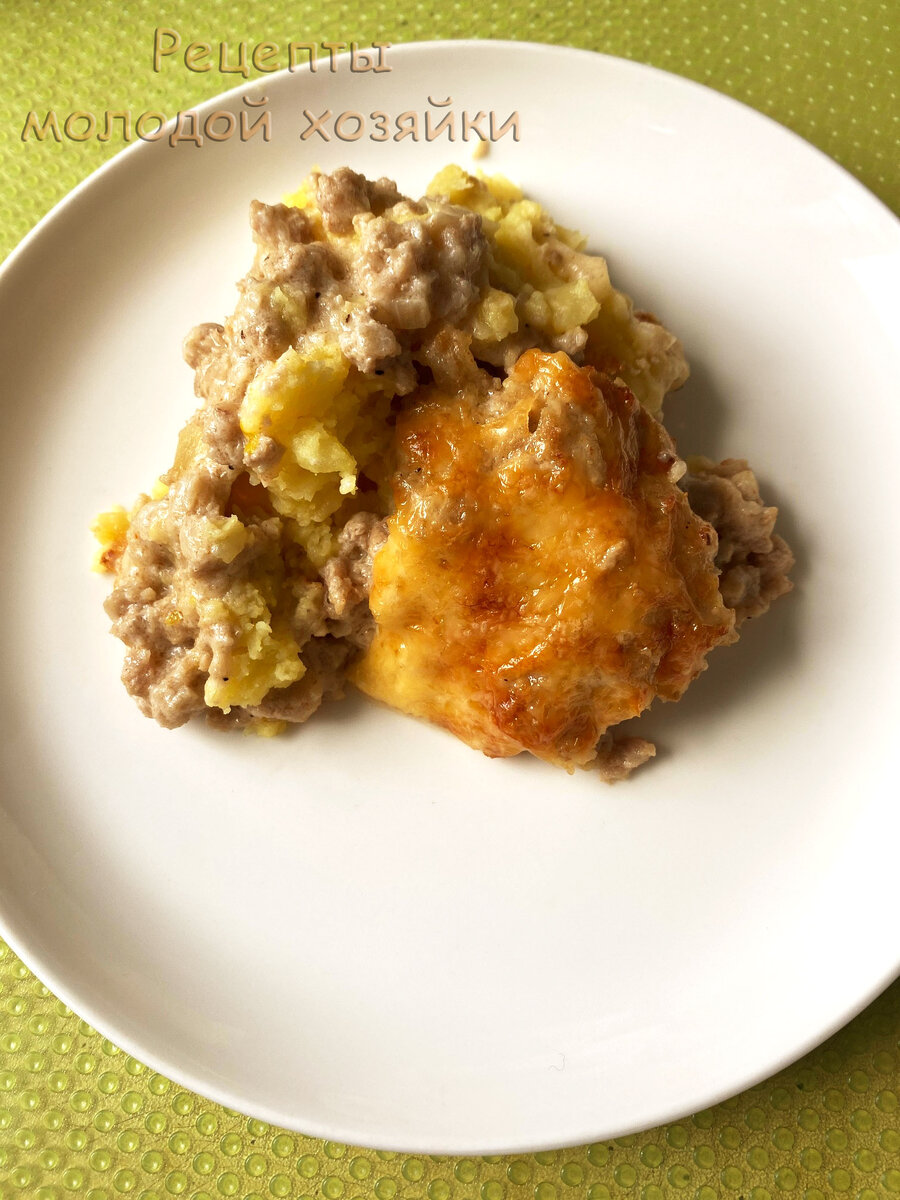 Картофельная запеканка с фаршем под соусом бешамель