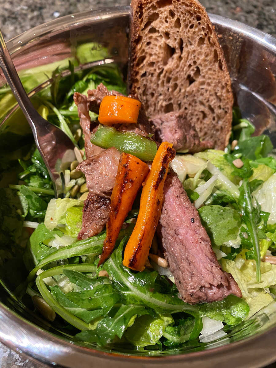Салат со стейком и жареными овощами