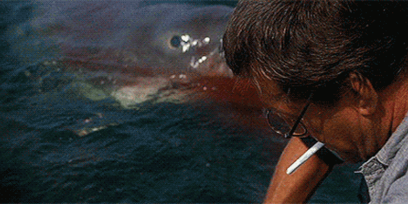 Красински вдохновлялся культовым фильмом Спилберга "Челюсти", где страх неизвестности преобладал больше в фильме, на а культовая тема из фильма до сих пор отпечаталась в массовом сознаний.