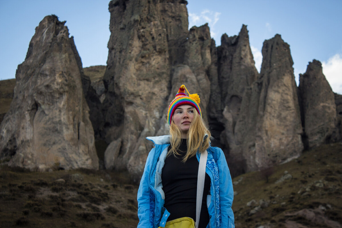 Каменные изваяния рядом с городом Горис. В таких можно найти настоящие убежища, спасавшие местный народ от набегов.