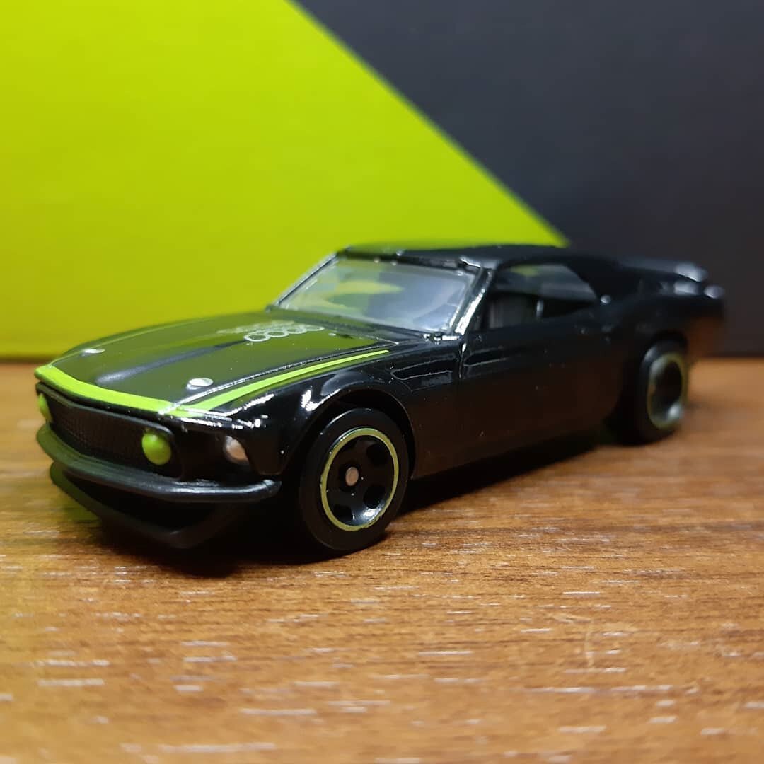 Купить можно здесь  http://www.lionstories.ru/catalog/hot-wheels/
Hot Wheels 1969 Ford Mustang Boss 302 серия HW Muscle Mania  3/10. Год выпуска модели 2019 год. Автомобиль в кузове купе. Кузов машинки верхняя часть металл. Нижняя пластик. Если Вам не сложно поставьте лайк и обязательно подпишитесь на канал. Оставляйте Ваши комментарии. Интересно узнать Ваше мнение. Напишите если у Вас такая машина и в каком цвете. Я постараюсь для Вас делать интересный контент. Спасибо 
