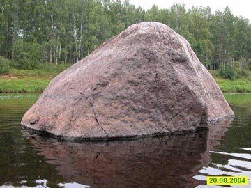 Рубежный камень в устье притока Луги р. Киношки. Фото О.Е.Стёпочкиной. 2004 г.