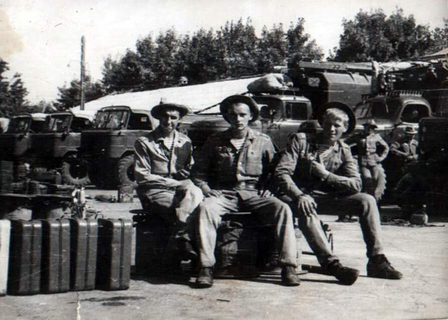На фото 1978 года. КТуркВО.Фергана. Автор справа с однополчанами.