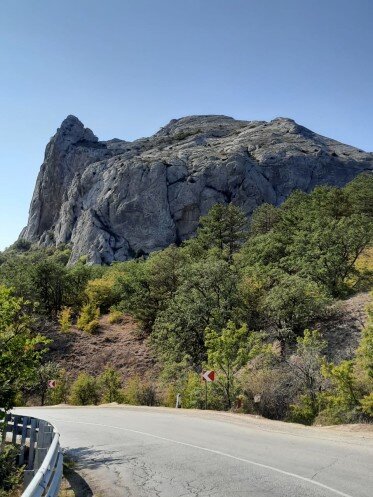 Дорога между Судаком и Феодосией вполне проезжаема, но местами асфальт в трещинах и идет волнами. Пару раз мы приложились днищем машины, когда не заметили такие подвижки дорожного полотна.