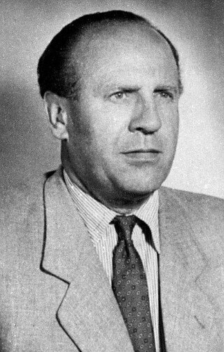 Канонический портрет Оскара Шиндлера. Обращает внимание отсутствие свастики на лацкане пиджака. 