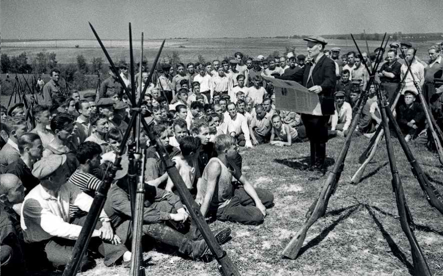 Народное ополчение в 1941 году в москве. Ополчение 1941. Народное ополчение 1941 года. Народное ополчение под Москвой 1941. Оружие народного ополчения 1941.