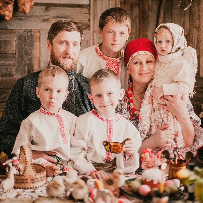 Вот примерно для такой семьи вы ищете женщину. Хотя жить в деревенском доме и так одеваться необязательно