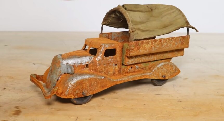 Скриншот сделан из видеоролика "1930s Marx Light Up Military Rusty Truck Restoration" | Источник: youtube канал "Chip Channel Restorations"