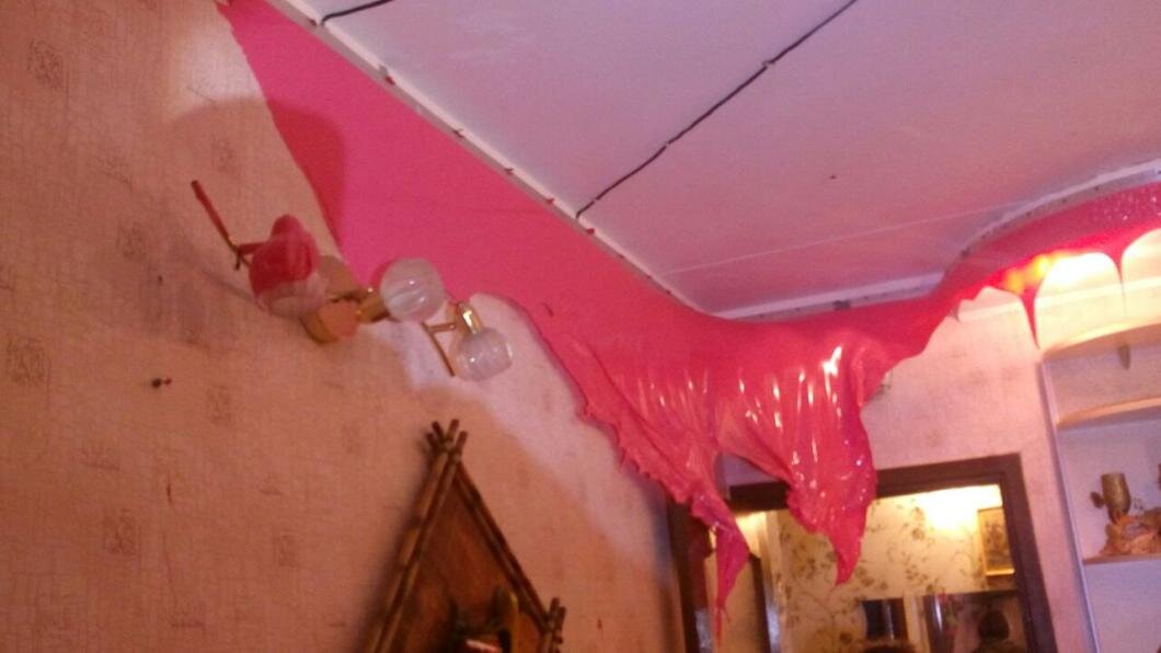 Вот, что может случиться с потолком при нагреве точечного светильника