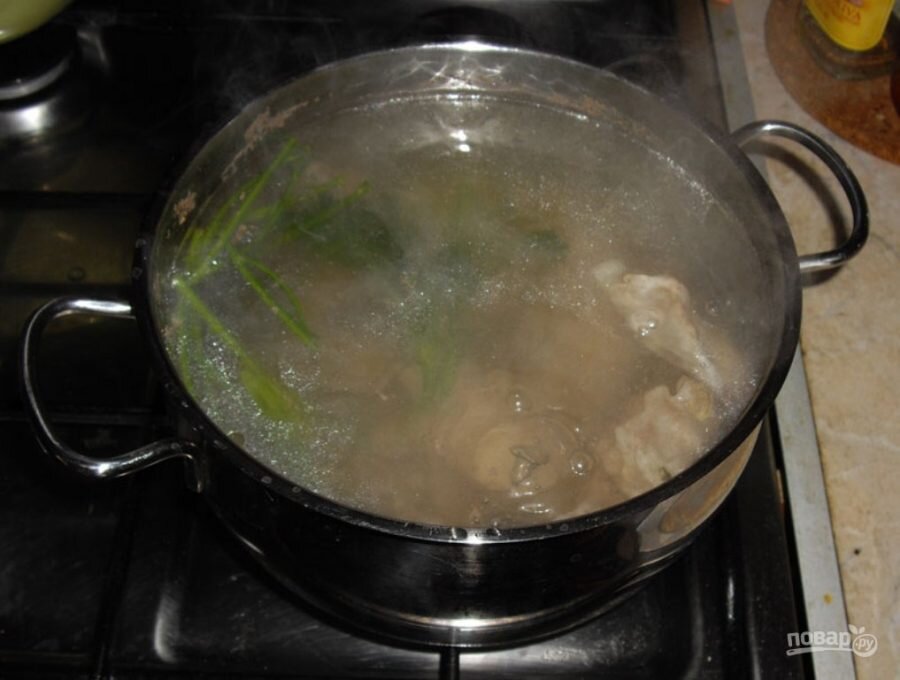 Что варят в кастрюле. Бульон в кастрюле. Суп в кастрюле. Большие кастрюли с бульоном. Мясной бульон в кастрюле.