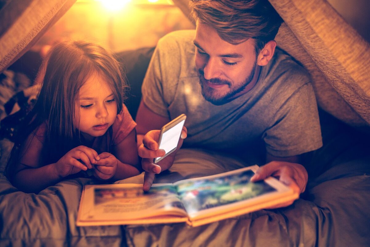 Почитать сказки перед сном. Чтение сказок. Чтение для детей. Ребенок читает книгу. Чтение сказок детям.