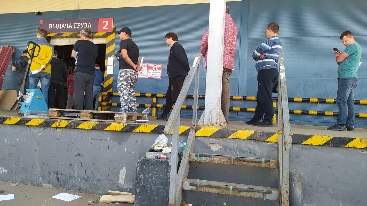 Это очередь в 8-30, через час было уже в два раза больше