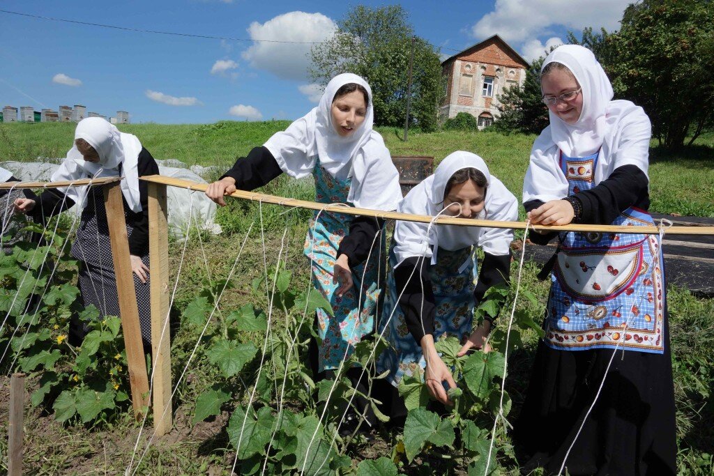 Монахиня иулиания. Монахини на послушании в монастыре. Монахини на послушании в монастыре. Послушница в монастыре. Монахини на послушании в монастыре.