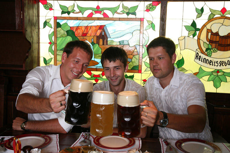 Русские мужики пьют. Пивные мужики. Три мужика пьют пиво. Мужчины немцы в пабе. Мужики пьют пиво Россия.