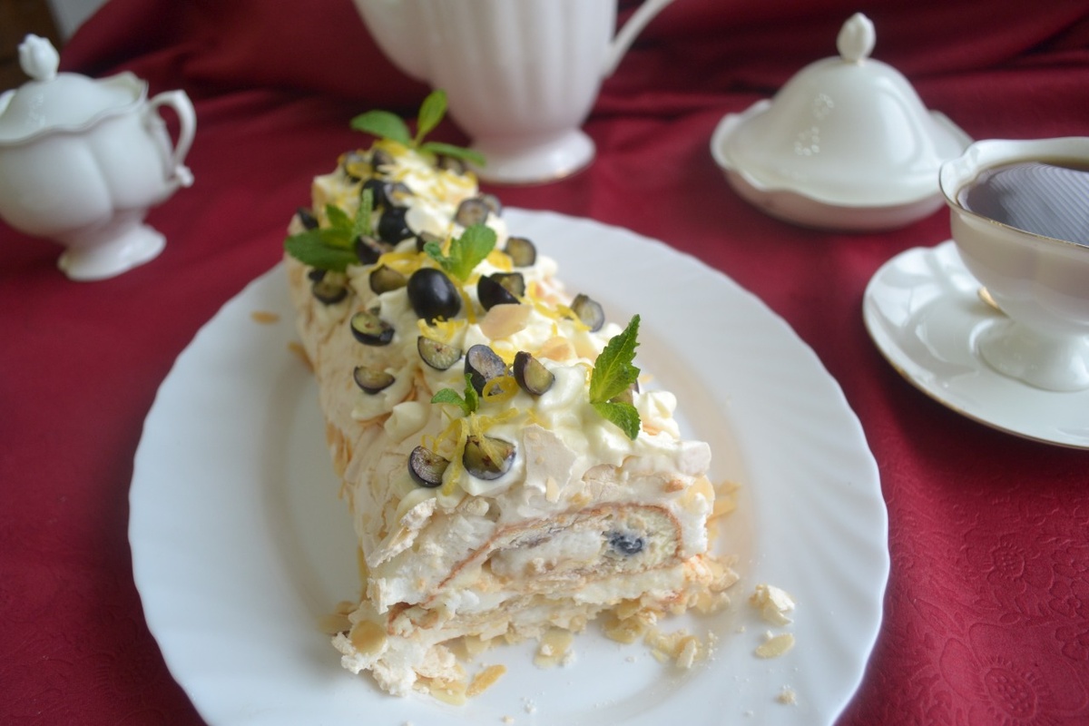 И ВУ-АЛЯ  невероятная красота и вкуснятина готова . Воздушная меренга , нежнейший крем в сочетании с лопающими ягодками голубики ,ну просто сказка !!!💖💖💖