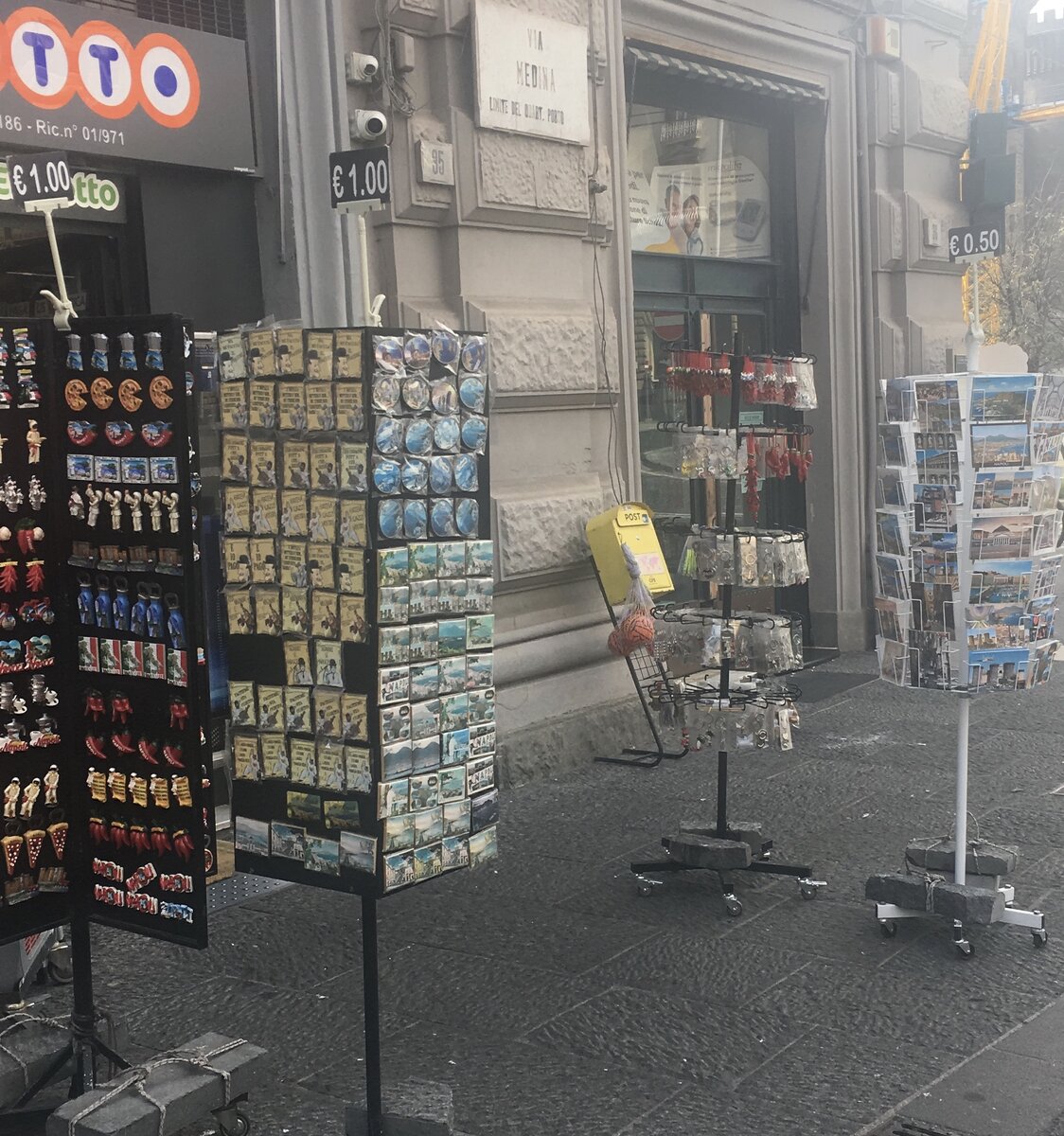 Даже сувенирные лавки с надеждой выставляют свой  ассортимент каждый день, но без туристов все очень грустно 