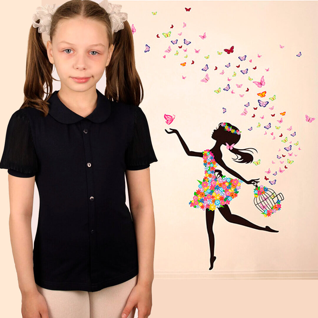 Дочка позирует для карточек товара).